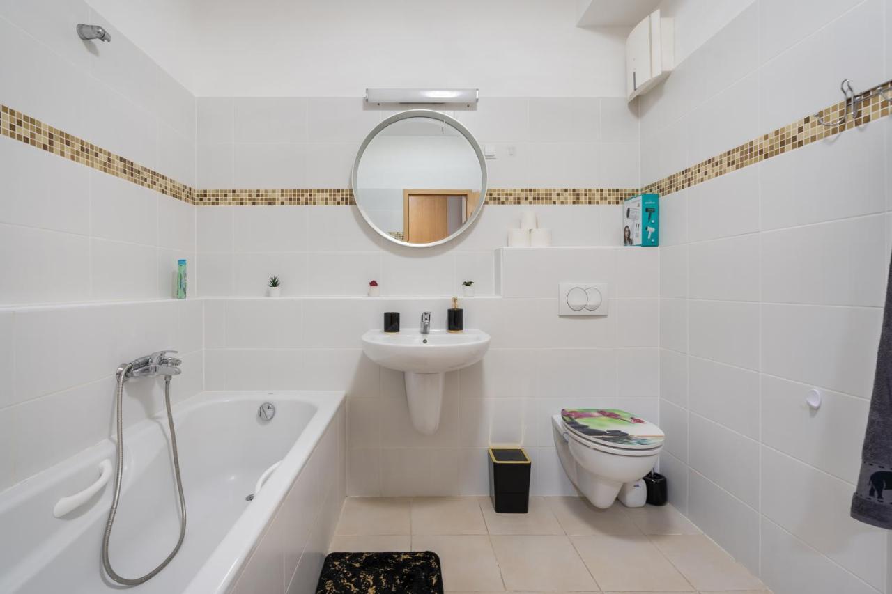 Penthouse Three Bedrooms, Three Balconies Apartment With Free Parking In Kiraly Street Budapeste Exterior foto